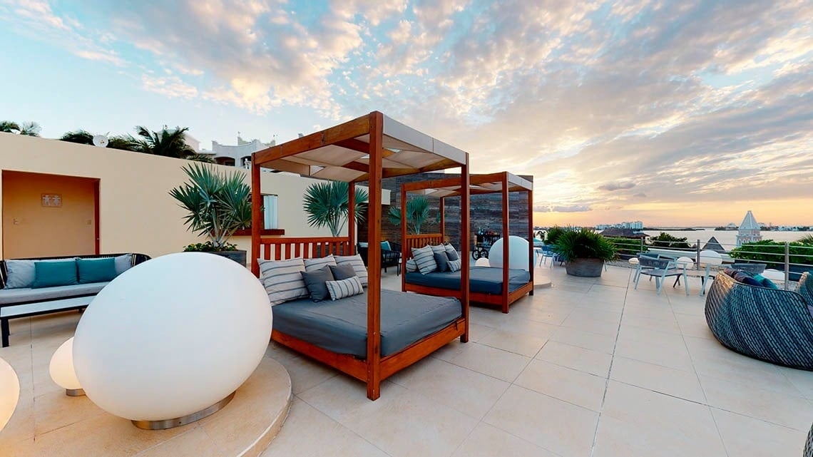 Cama balinesa no terraço do Grand Park Royal Cancun Hotel no Caribe mexicano