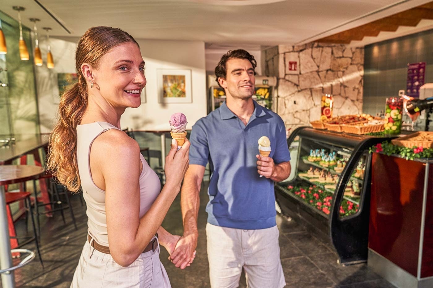 Pareja disfrutando de helado en Park Royal: Corpo.
