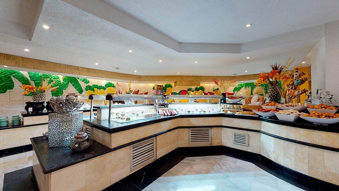 Buffet com variedade de comidas e bebidas no Park Royal Beach Cancun Hotel