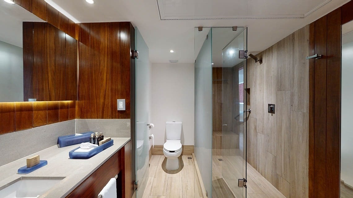 Banheiro aconchegante em mármore e madeira do Hotel Grand Park Royal Puerto Vallarta