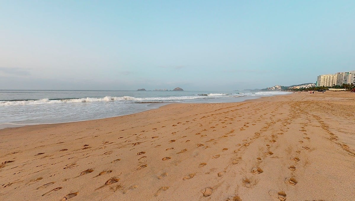 Família caminhando na praia no Park Royal Beach Ixtapa, Pacífico mexicano