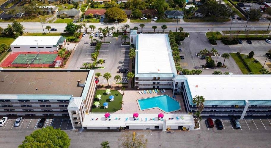 Vista panorâmica da piscina ao ar livre e das instalações do Park Royal Orlando