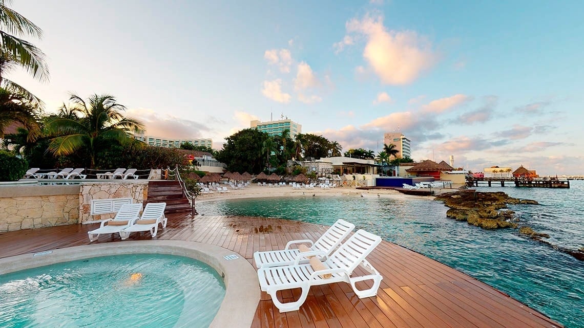 Outdoor swimming pool with hydromassage, near the sea of the Hotel Grand Park Royal Cozumel