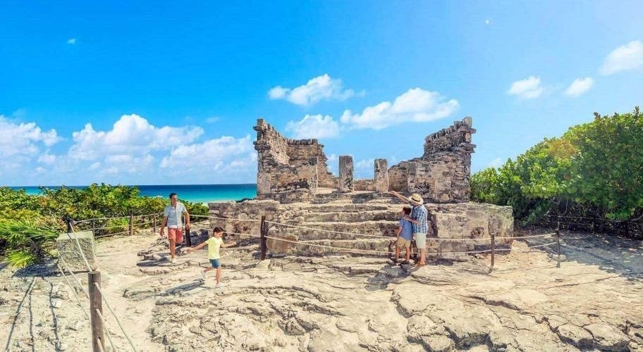 Grupo de pessoas visitando ruínas maias no Park Royal Beach Cancun, Caribe mexicano