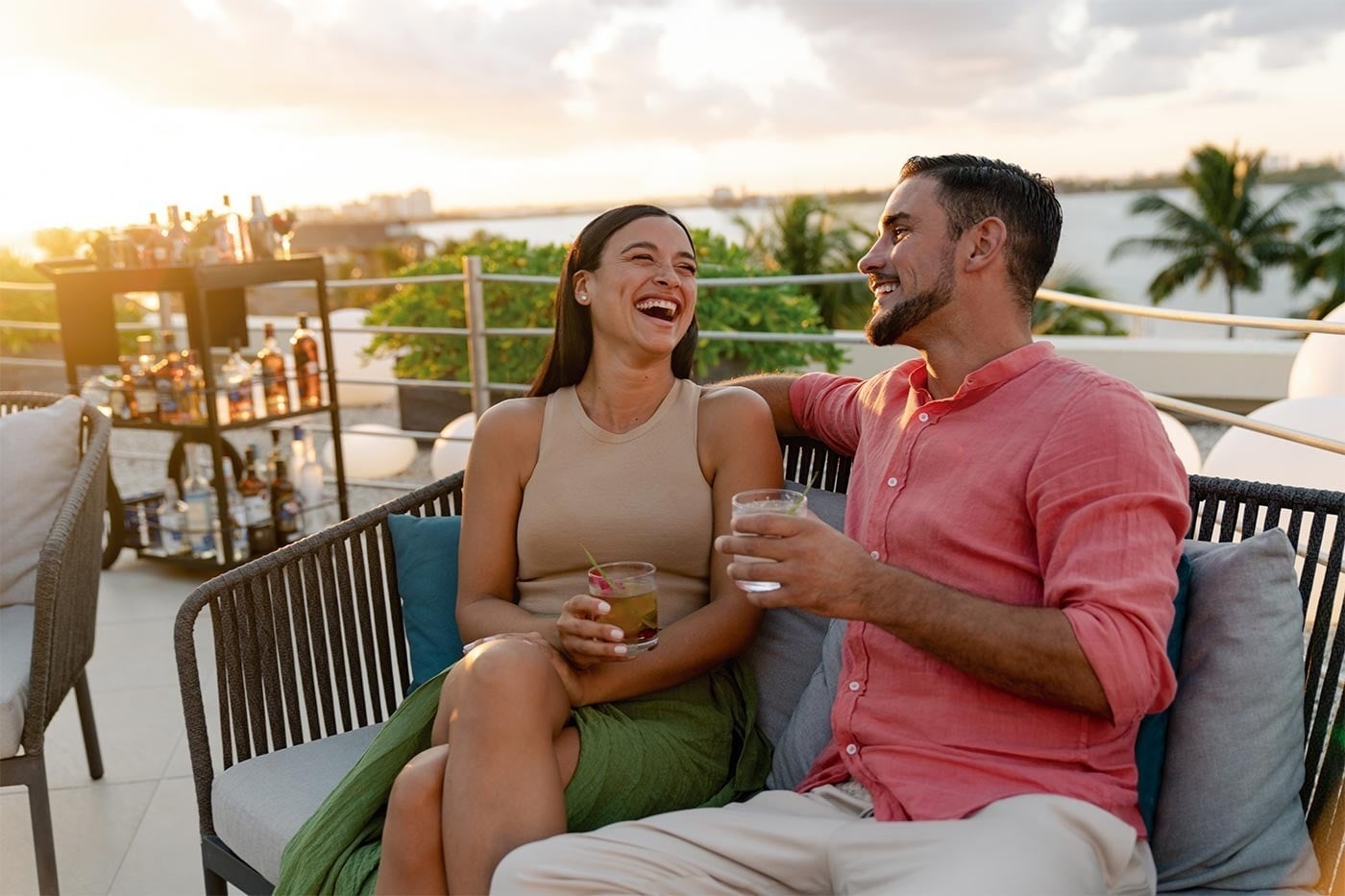 Hotel Grand Park Royal Cancun: Couple enjoys cocktails at rooftop bar with ocean views.