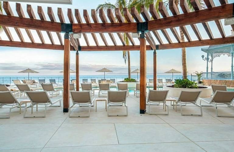 Hamacas ubicadas con vistas al mar del Hotel Grand Park Royal Puerto Vallarta, Pacífico mexicano 