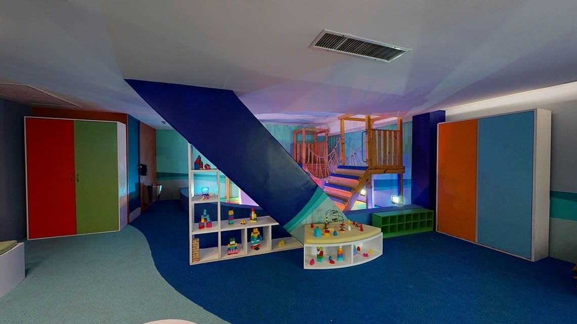 Zona infantil con puente y juguetes en Hotel Grand Park Royal Puerto Vallarta