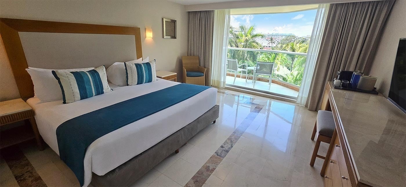 Habitación de lujo en Park Royal: Corpo con balcón y vista a palmeras.