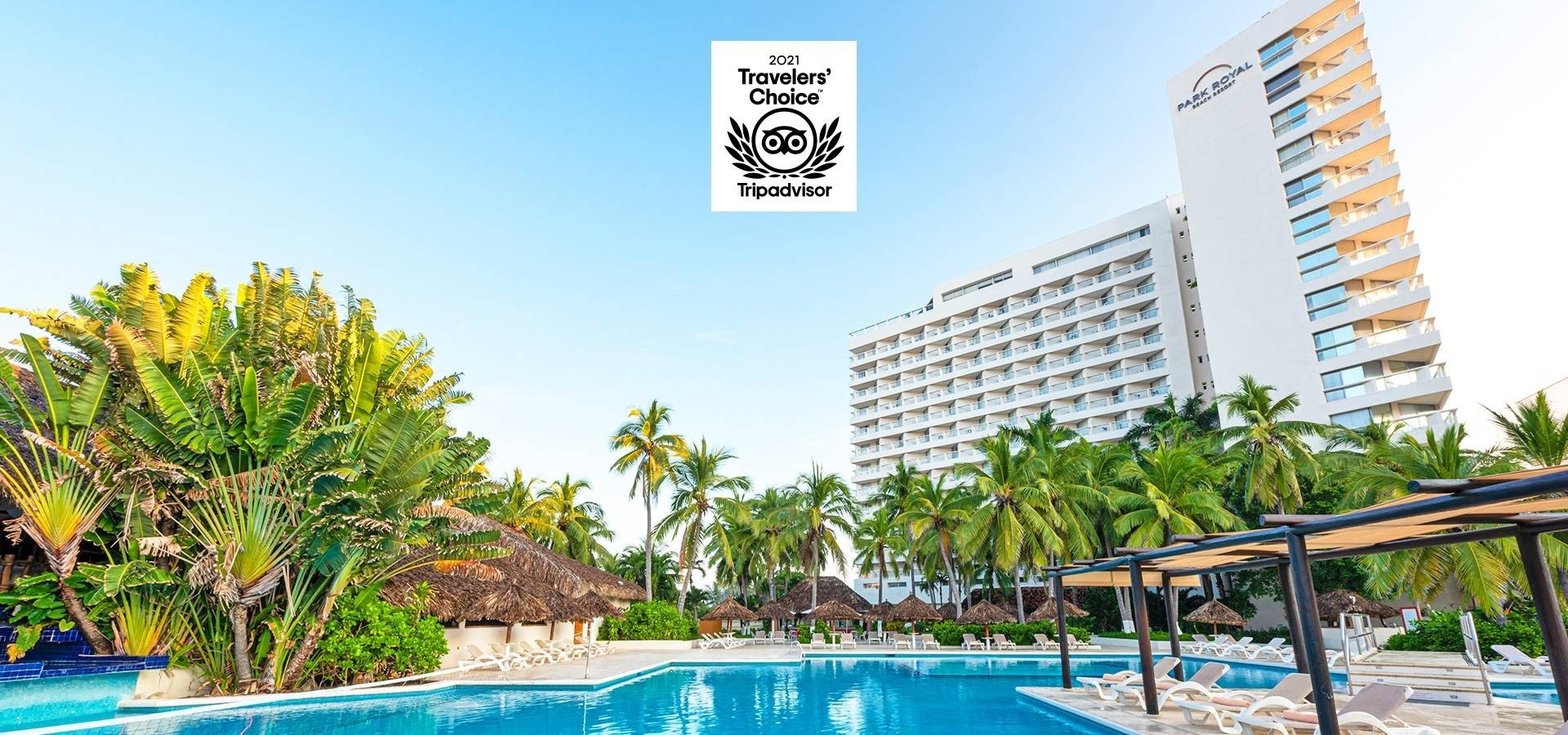 Panorámica del Hotel Park Royal Beach Ixtapa con el sello del Premio Travelers Choice 2021 por TripAdvisor 