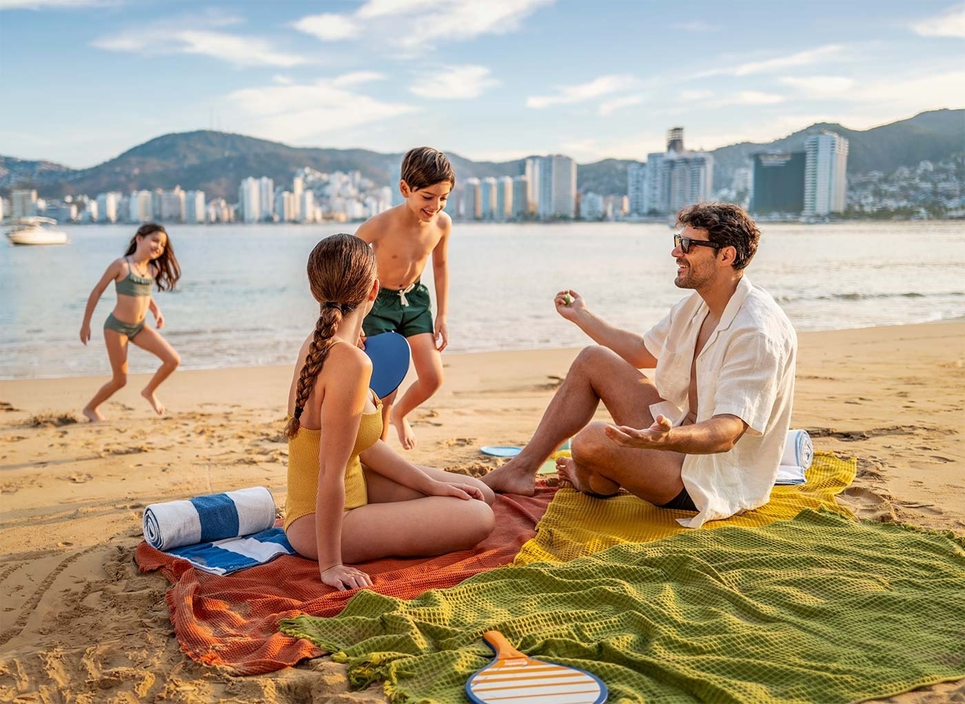 Família se divierte en la playa frente al Hotel Park Royal Beach Acapulco | Pacífico Mexicano | Web Oficial