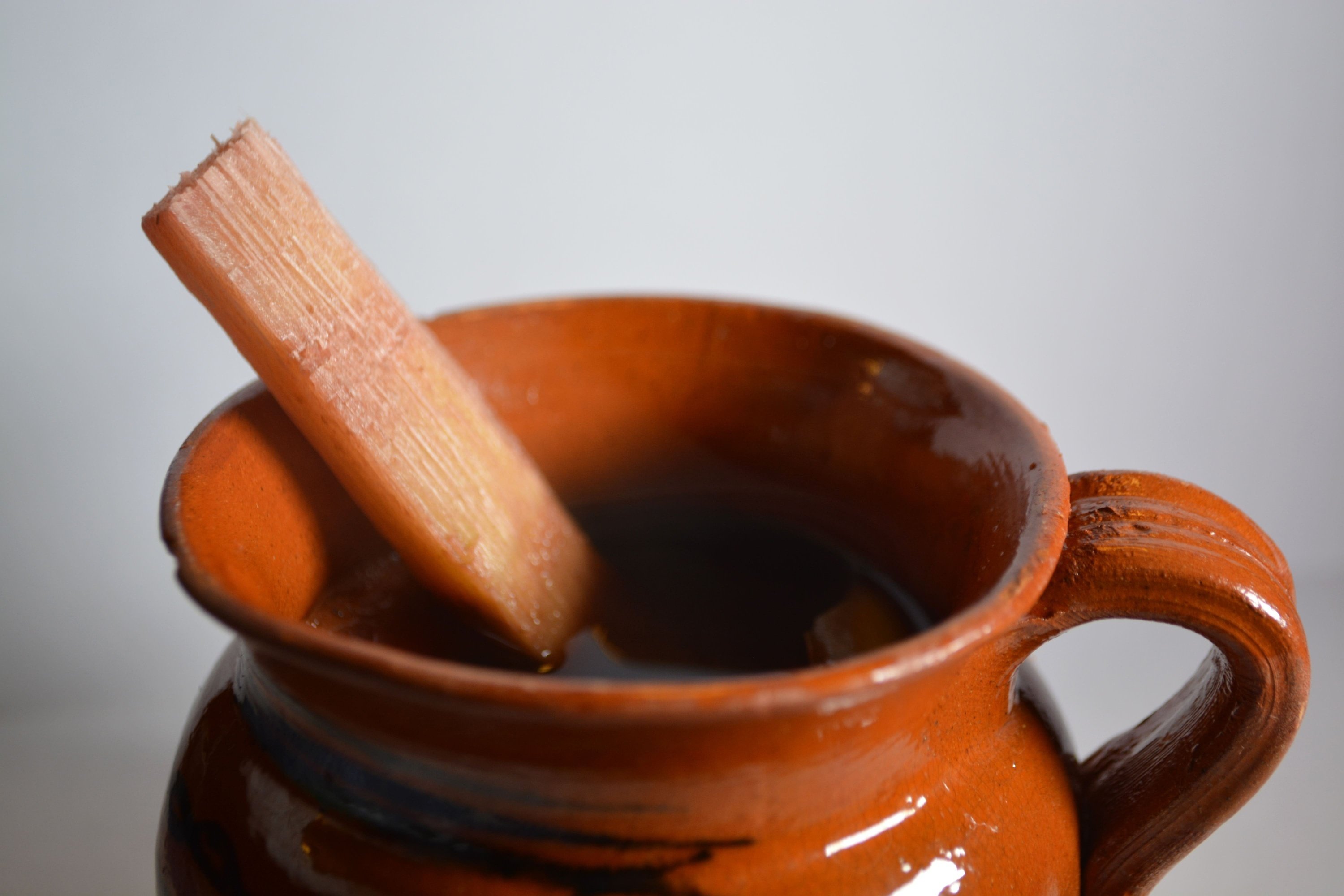 una taza de barro con un palillo en el interior