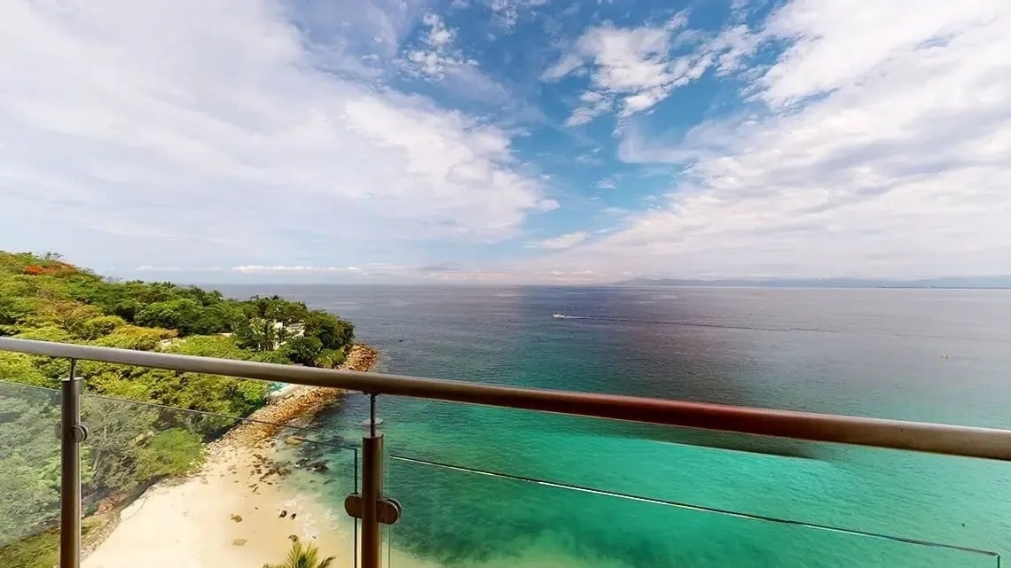 uma varanda com vista para o oceano e uma praia