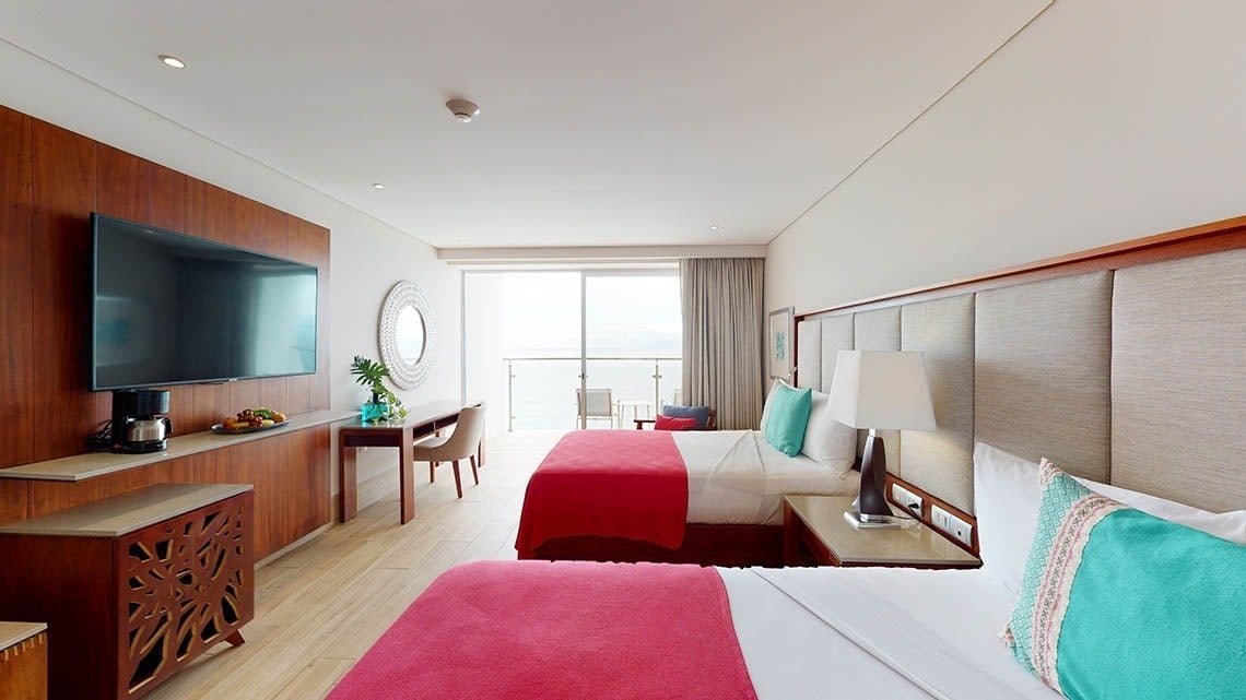 Habitación con dos camas dobles y balcón con vistas al mar del Hotel Grand Park Royal Puerto Vallarta