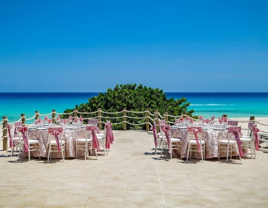 Panorámica de mesas de invitados con vistas al mar de Park Love