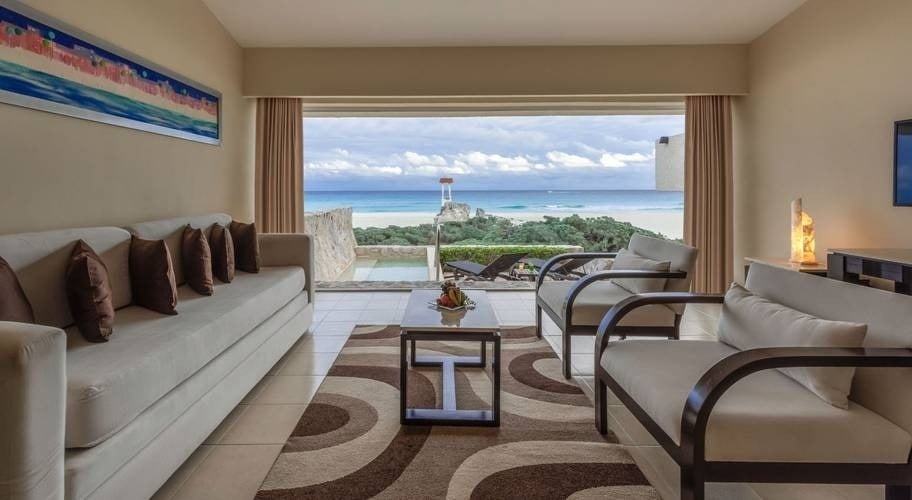 Habitación con salón y terraza con vistas al mar Caribe del Hotel Grand Park Royal Cancún