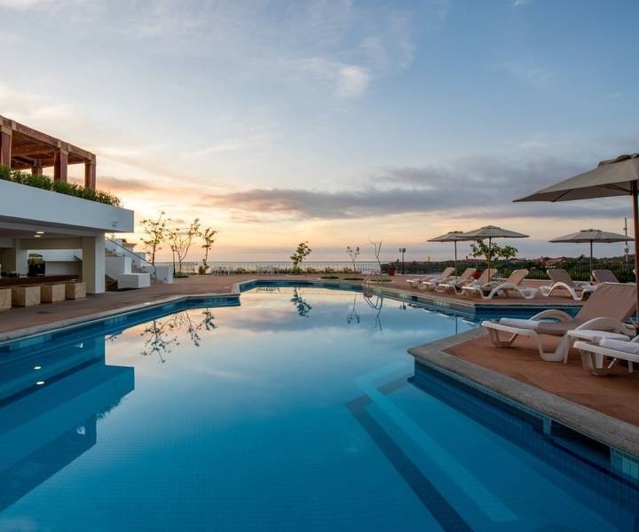 Atardecer sobre la piscina con vistas al mar del Hotel Park Royal Beach Huatulco