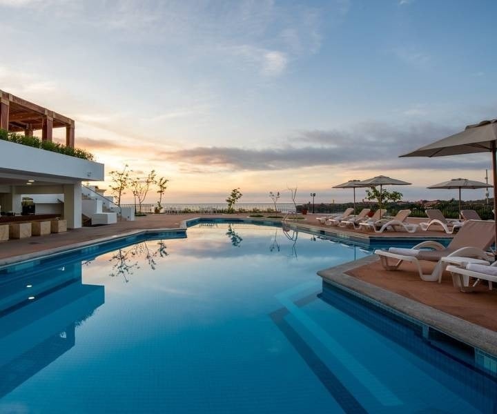 Sunset over the pool overlooking the sea at the Hotel Park Royal Beach Huatulco