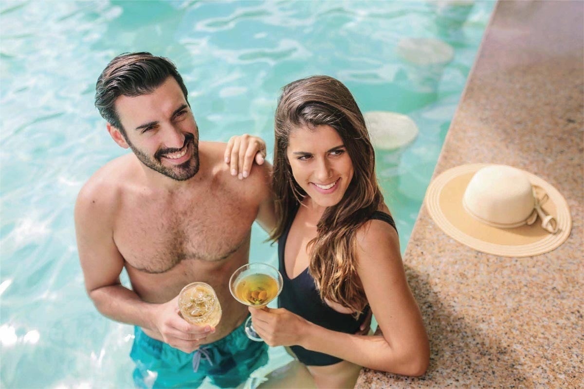 Coco Bar ofrece cócteles y bebidas naciones junto a la piscina exterior del Hotel Park Royal Beach Cancún