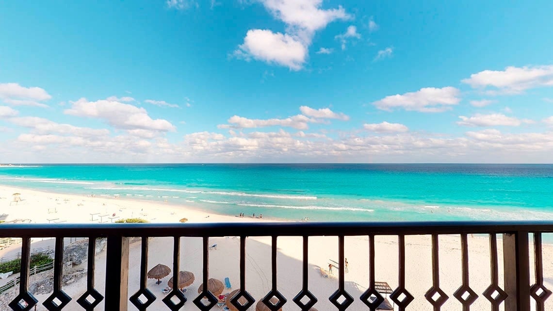 Detalle de terraza con vista al mar Caribe del Hotel Grand Park Royal Cancún