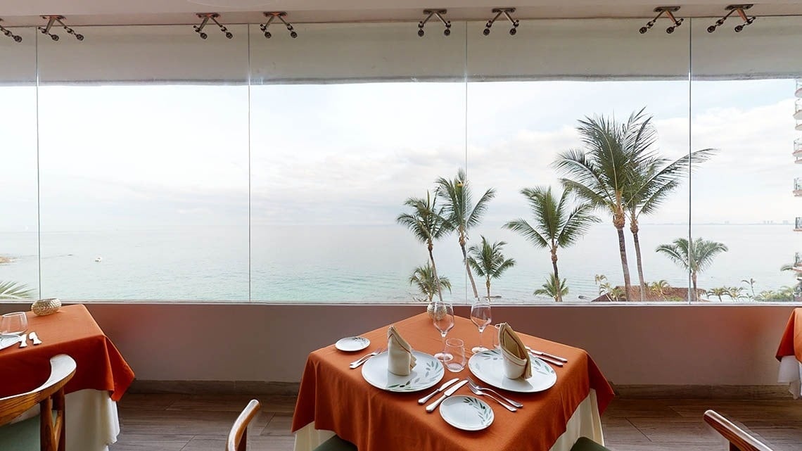 Tables of the Andiamo restaurant with sea views of the Hotel Grand Park Royal Puerto Vallarta, Mexican Pacific