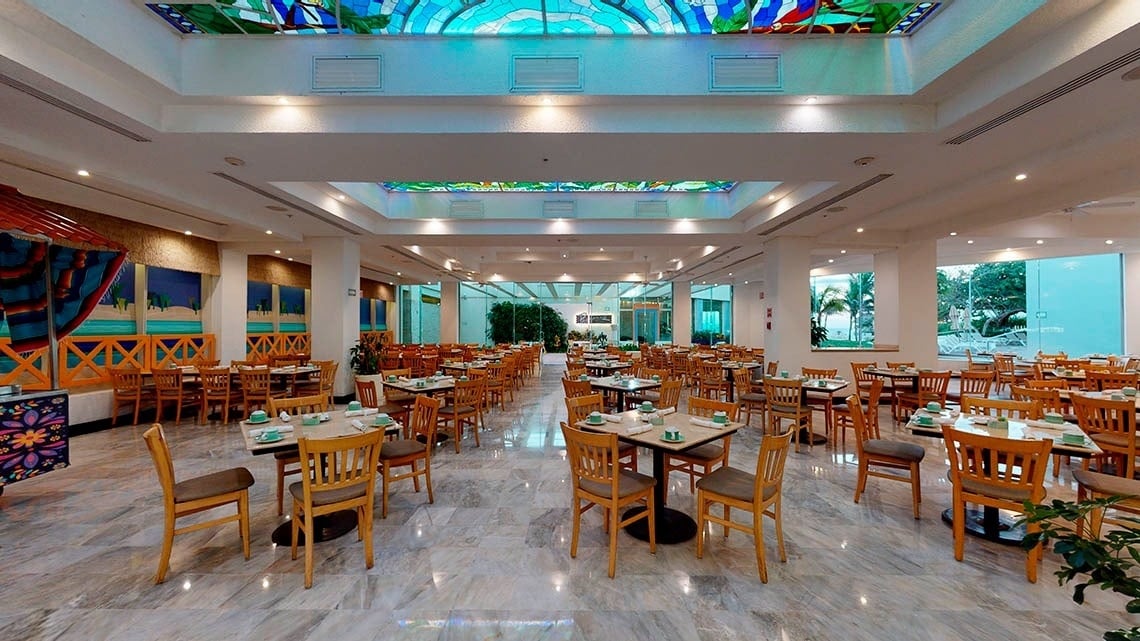 Restaurante Varanda especializado em pratos nacionais e internacionais no Park Royal Beach Cancun Hotel