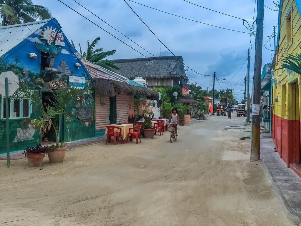 Imagen con las calles de arena y murales de Holbox