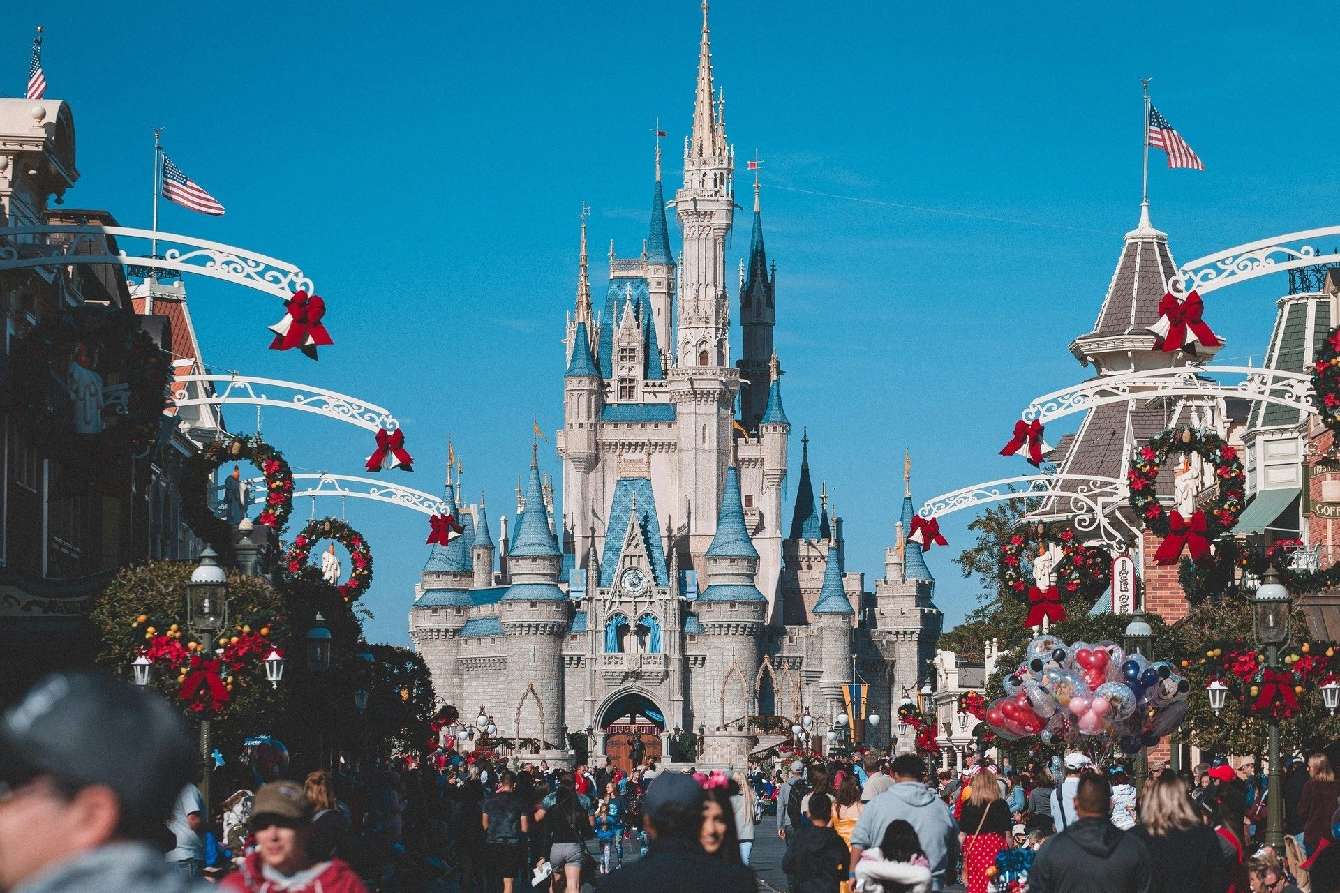 el castillo de Universal Orlando está decorado para la navidad