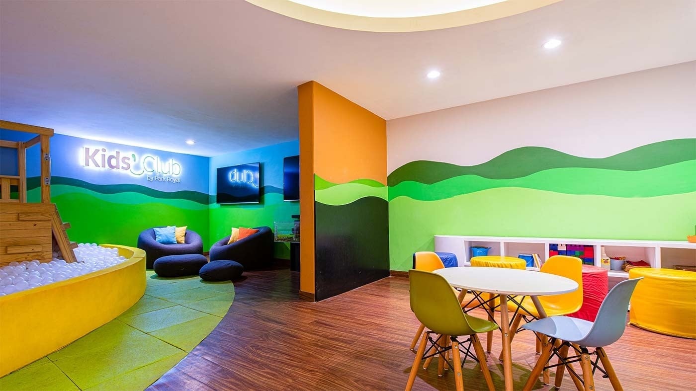 Hotel Park Royal Beach Ixtapa: zona infantil colorida con piscina de bolas y área de juegos.