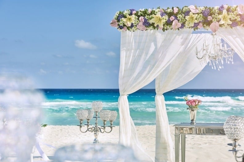 Mesa decorada para celebrar um casamento na praia do Grand Park Royal Cozumel Hotel