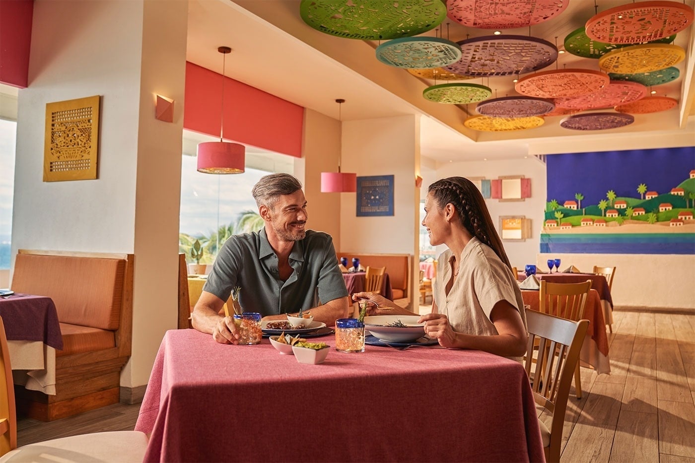Pareja cenando en el Hotel Grand Park Royal Puerto Vallarta, Pacífico Mexicano.