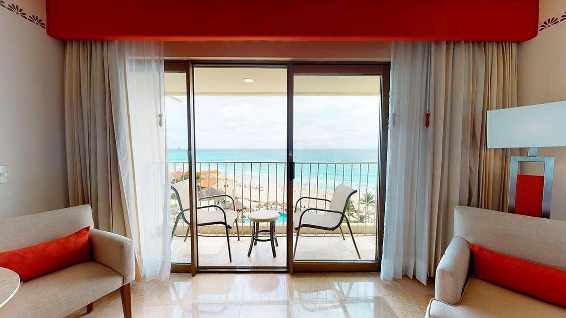 Sala de estar e terraço com vista para o mar do Grand Park Royal Cancun Hotel no Caribe mexicano