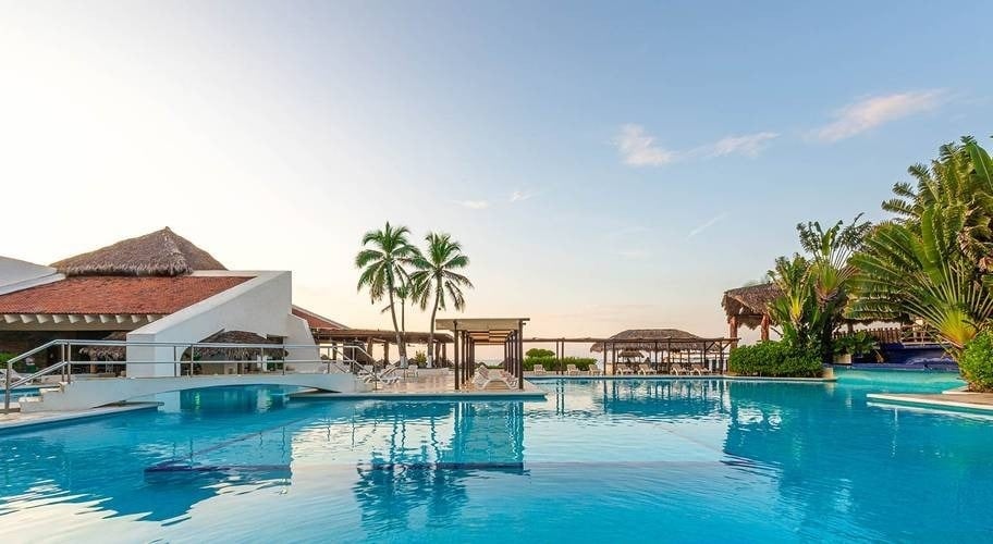 Panorámica de piscina exterior y playa de Park Royal Beach Ixtapa