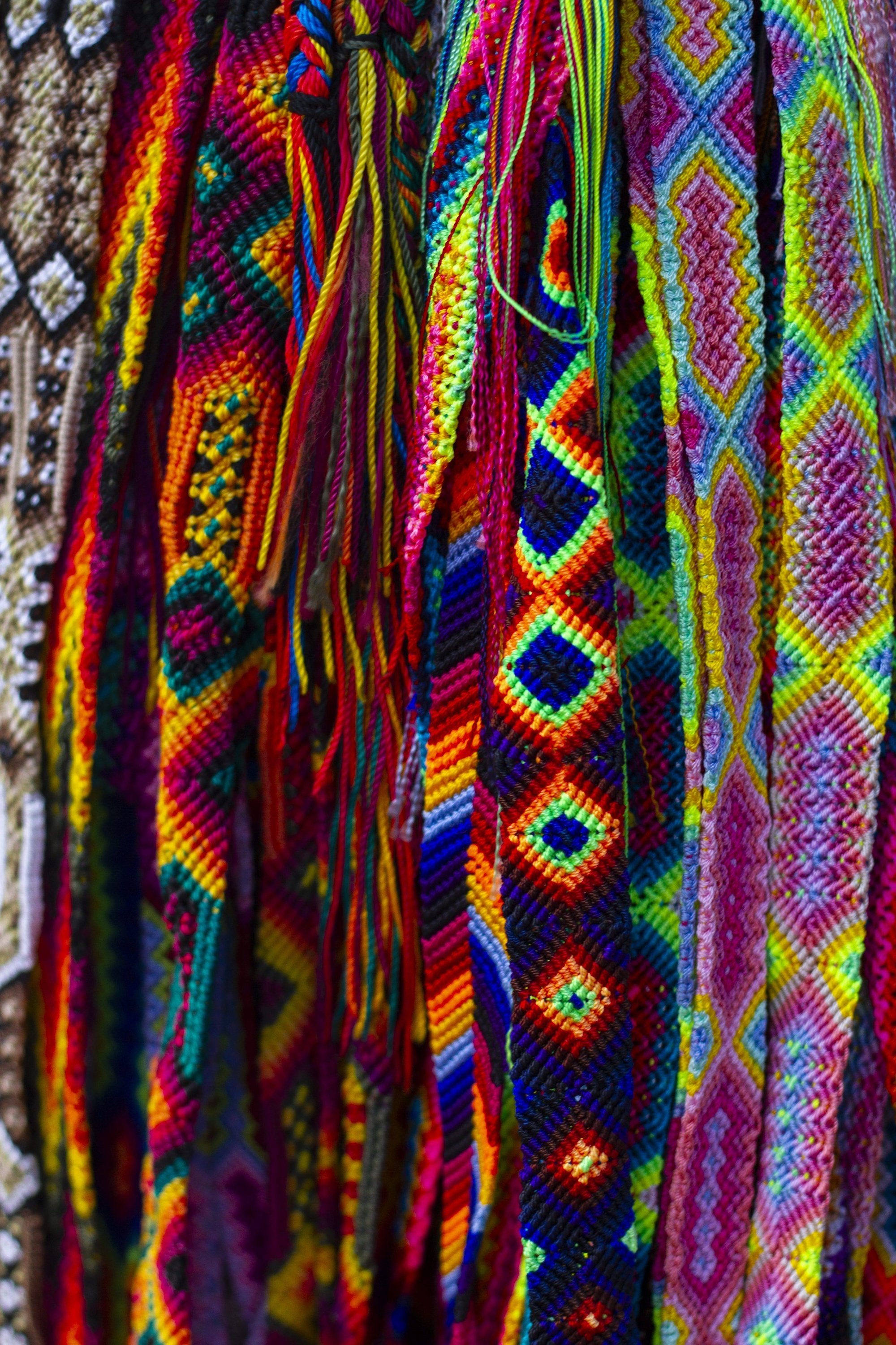 Imagem de tecidos maias coloridos e feitos à mão