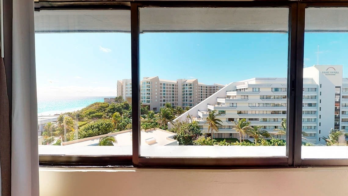 Vista del Hotel Park Royal Beach Cancún desde una ventana 