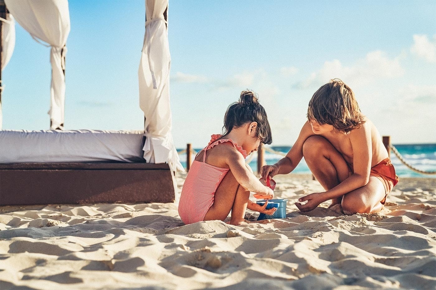 Hotel Grand Park Royal Cancun: Kids play on sand near cabana. Official Web.