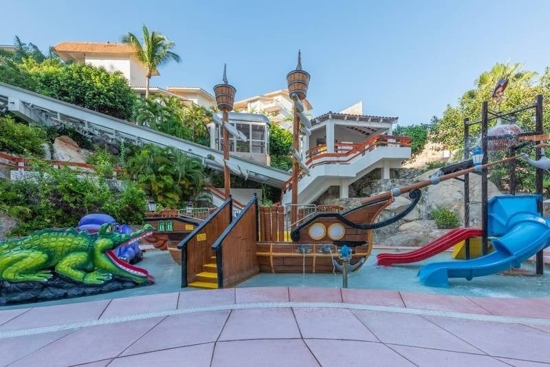 Parque acuático con un barco en medio con toboganes y animales alrededor del Hotel Park Royal Beach Acapulco