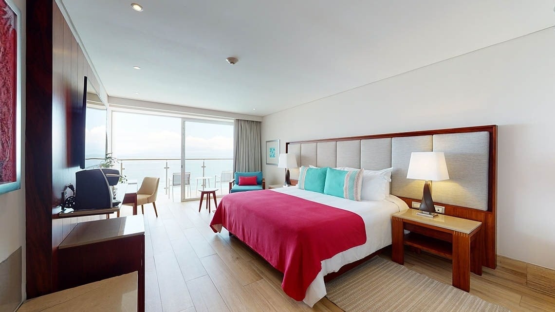 Habitación moderna con balcón y vistas al mar del Hotel Grand Park Royal Puerto Vallarta