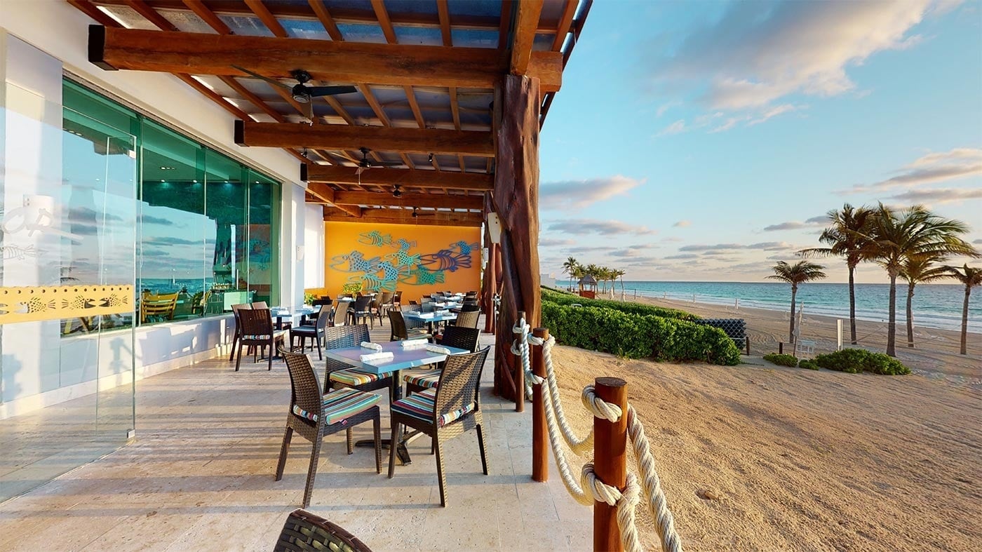 Hotel Park Royal Beach Cancún: Comedor exterior con vista al mar Caribe Mexicano en web oficial.