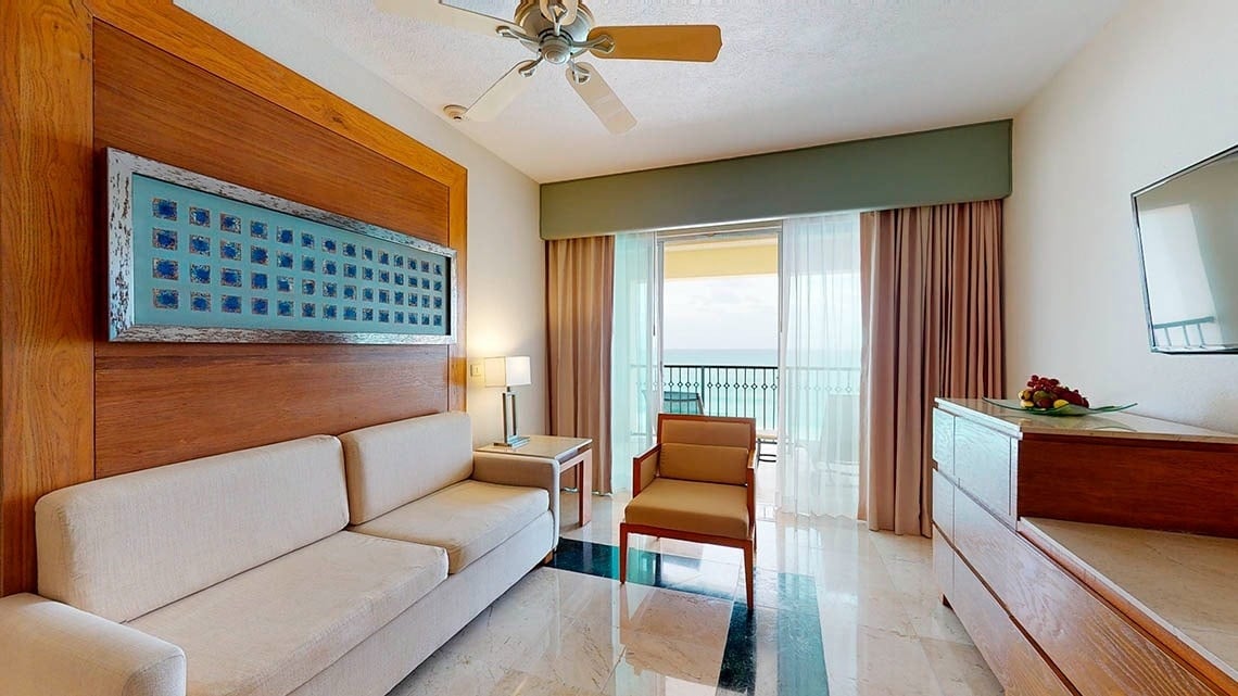 Quarto com sala de estar e terraço no Grand Park Royal Cancun Hotel