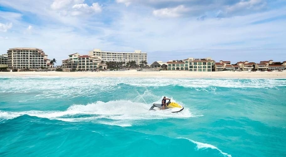 Praia de areia branca e água turquesa em frente ao Park Royal Grand Cancun, México