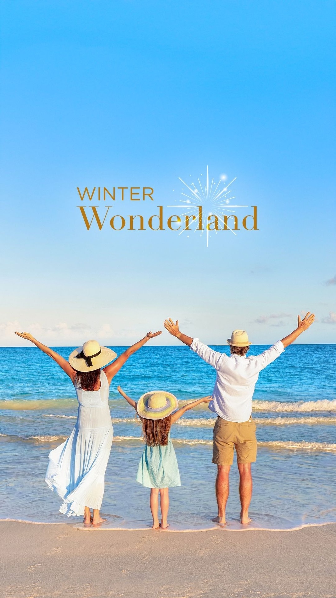 una mujer con un sombrero se sienta en un columpio en la playa