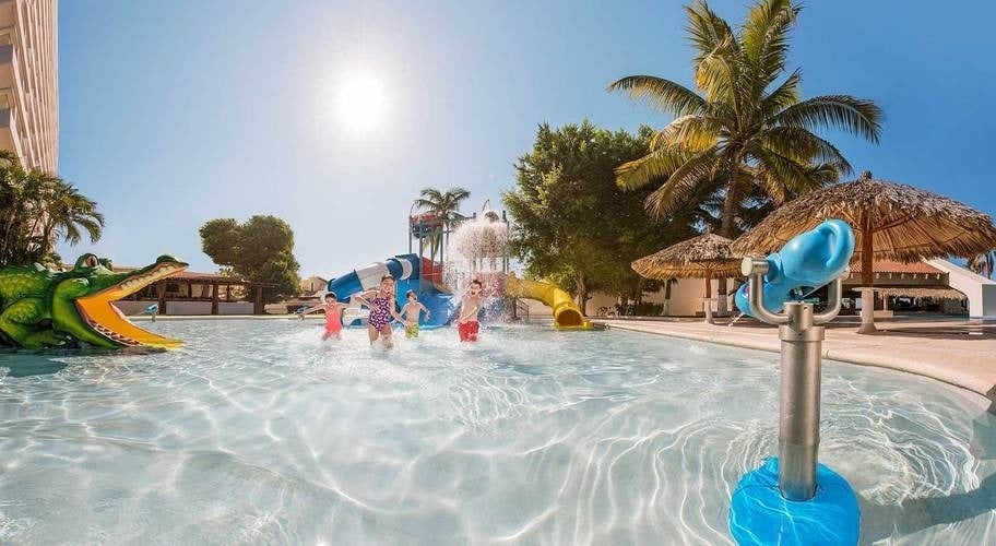 Crianças brincando no parque aquático do Hotel Park Royal Beach Ixtapa no Pacífico mexicano