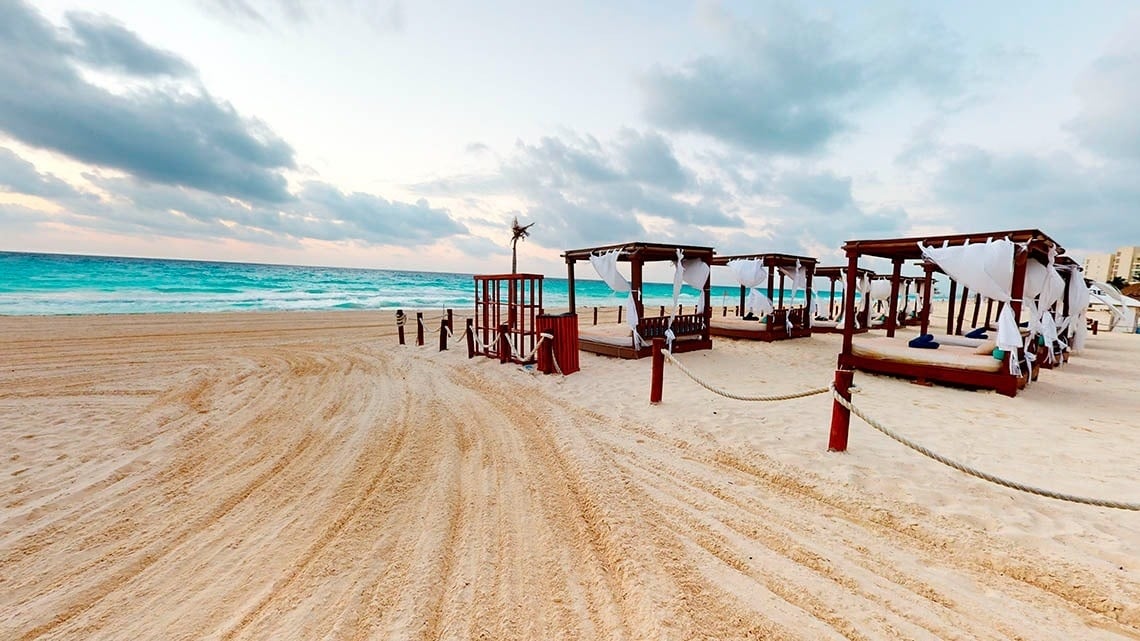 Camas balinesas na praia do Hotel Park Royal Beach Cancun no México