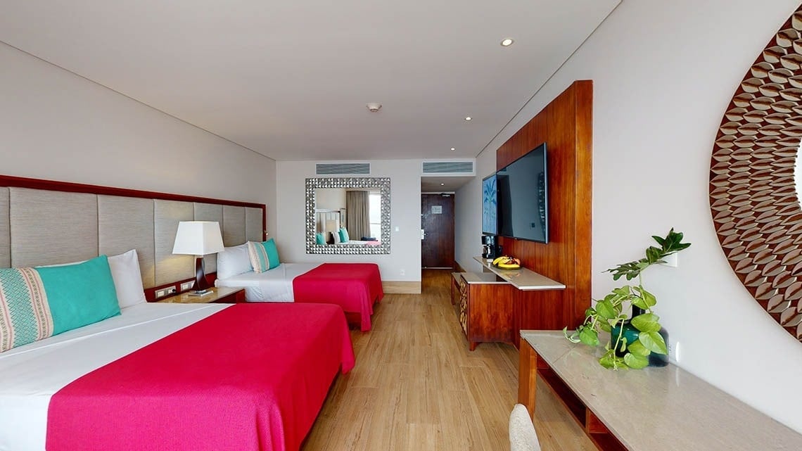 Quarto equipado com duas camas e vista para o mar no Hotel Grand Park Royal Puerto Vallarta