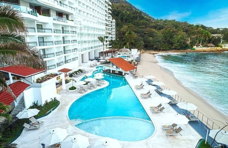 Panorámica de la piscina exterior y playa en Hotel Grand Park Royal Puerto Vallarta, Pacífico mexicano