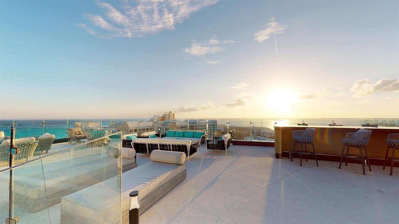 Terraza Rooftop Hotel Park Royal Beach Cancún, vistas al Caribe Mexicano al atardecer.