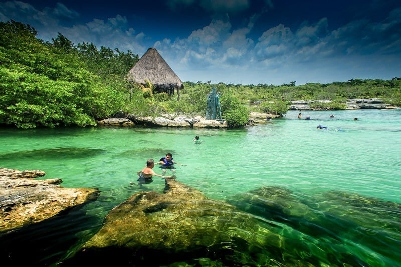Imagen del Cenote Yal-Kú con gente bañándose y haciendo snorkel