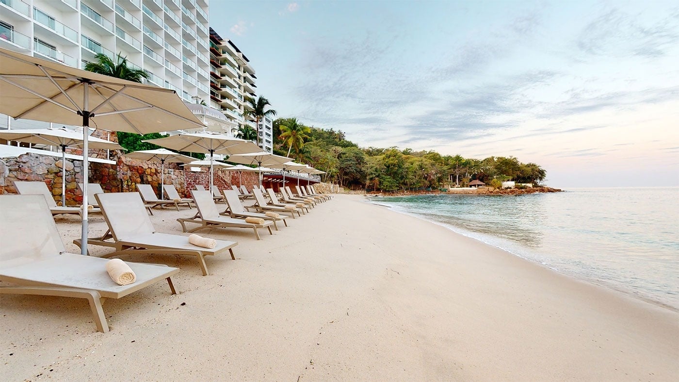 Hotel Grand Park Royal Puerto Vallarta: tumbonas y sombrillas en playa del Pacífico Mexicano.