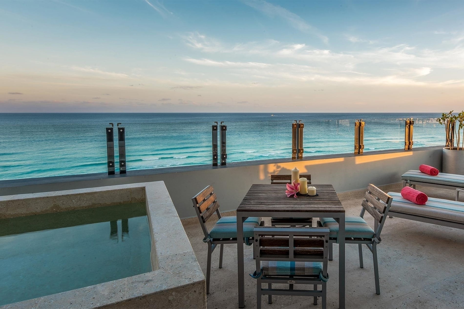 uma mesa e cadeiras em uma varanda com vista para o oceano