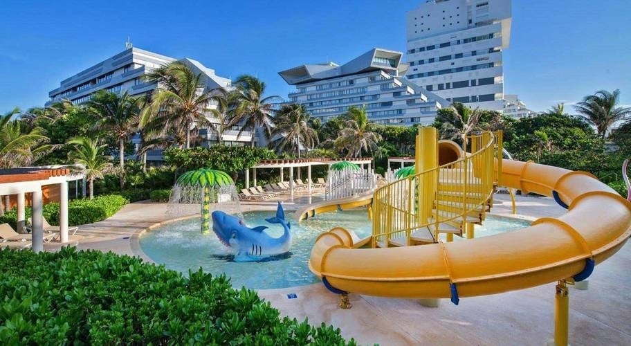 Hotel Park Royal Beach Cancún: toboganes acuáticos y piscina infantil con tiburón.